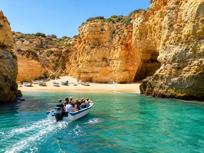 Depuis Benagil : Excursion en bateau en petit groupe le long de la côte et dans la grotte