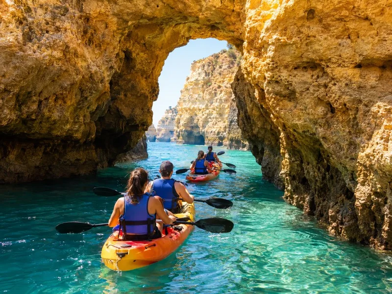 Visite guidée en kayak : grottes, plages et lieux secrets
